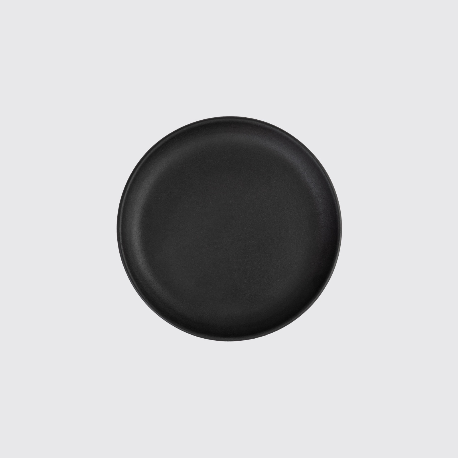 ITERU Plate in black glaze